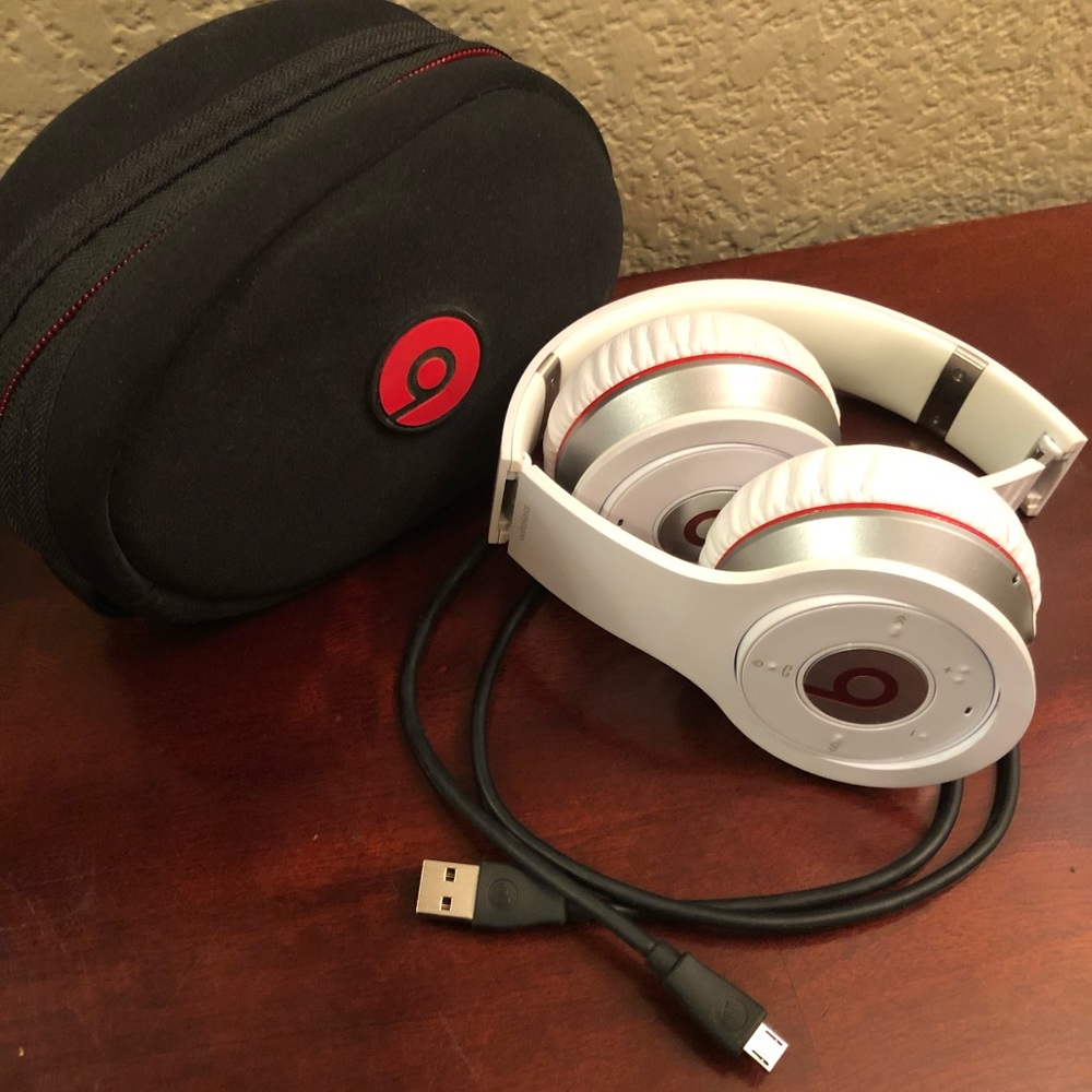 Beats by Dr Dre headphones 🎧